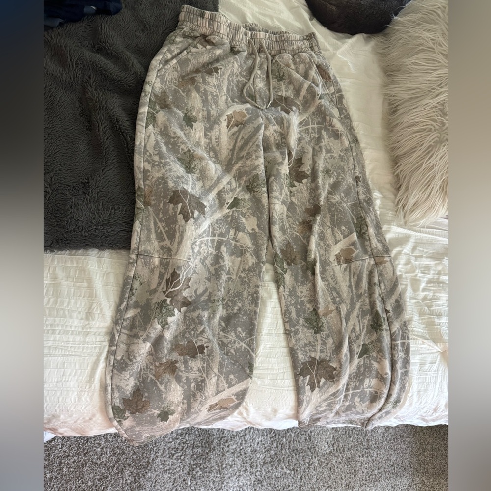 Abercrombie & Fitch camo barrel sweats